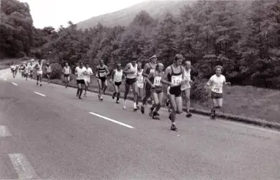 CBTM V. ročník 1985 bežci na trati za Kozelníkom